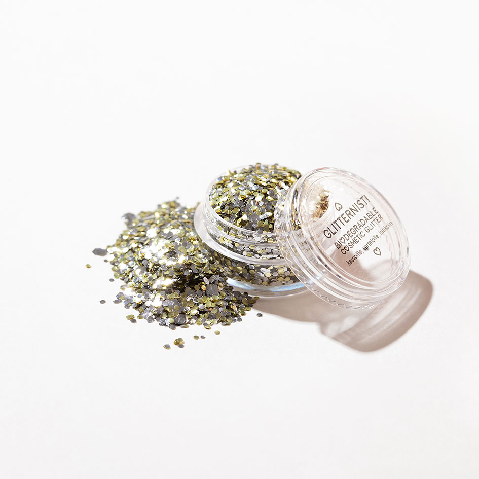 Magic on sekoitus hopeisia ja kultaisia glitterhileitä.