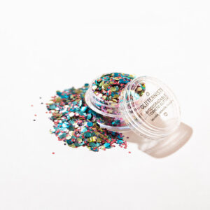 Universe on sekoitus eri värisiä kosmetiikka glitter hileitä.