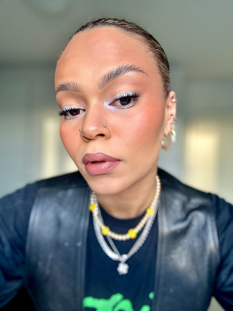 Glitternisti biohajoava kosmeettinen glitter kasvoille, hiuksiin ja vartalolle.