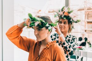 Kukkaseppele workshopissa tehdään kukkaseppeleitä.