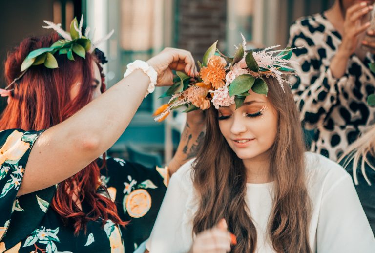 Glitternistin kukkaseppele workshopissa tehdään kukkaseppeleitä.