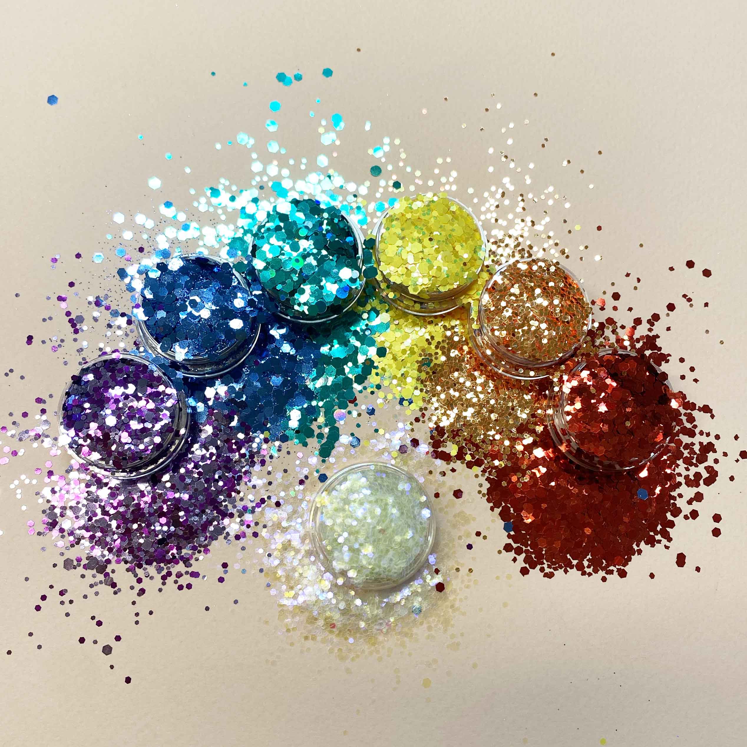 Sateenkaari glitter settiin kuuluu seitsemän eri väristä glitteriä.