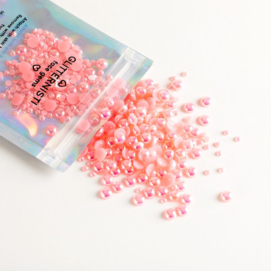 Kasvohelmet värissä vaaleanpunainen.