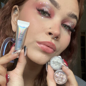 Glitternisti biohajoava kosmeettinen glitter kasvoille, hiuksiin ja vartalolle.