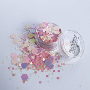 Lucia XL on sekoitus eri kokoisia vaaleanpunaisia glitterhileitä.