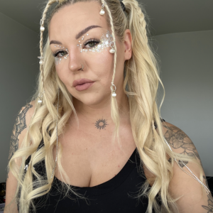 Glitternisti kosmeettinen glitter.