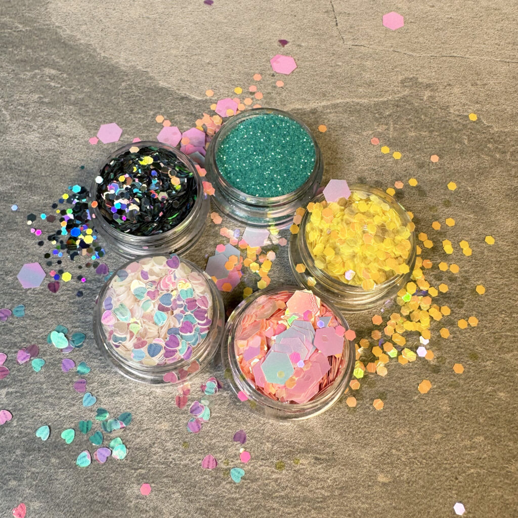 Summer Lemon sisältää viisi kosmetiikka glitteriä.