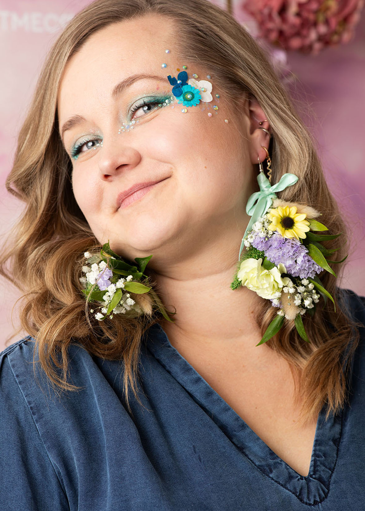 Glitternistin kukkakorvis workshopissa tehdään korvakorut oikeista kukista.