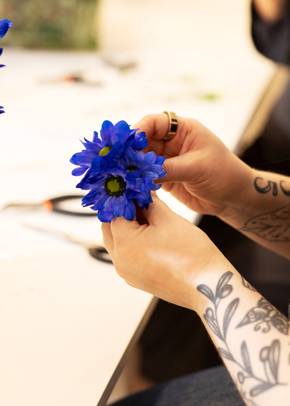 Glitternistin kukkakorvis workshopissa tehdään korvakorut oikeista kukista.