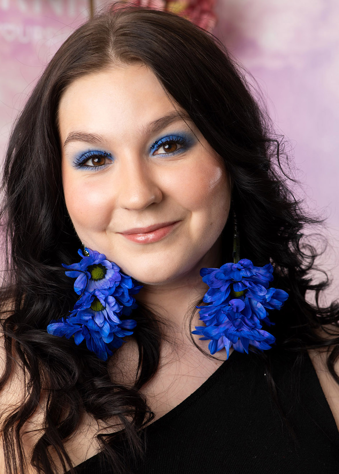 Glitternistin kukkakorvis workshopissa tehdään korvakorut oikeista kukista.