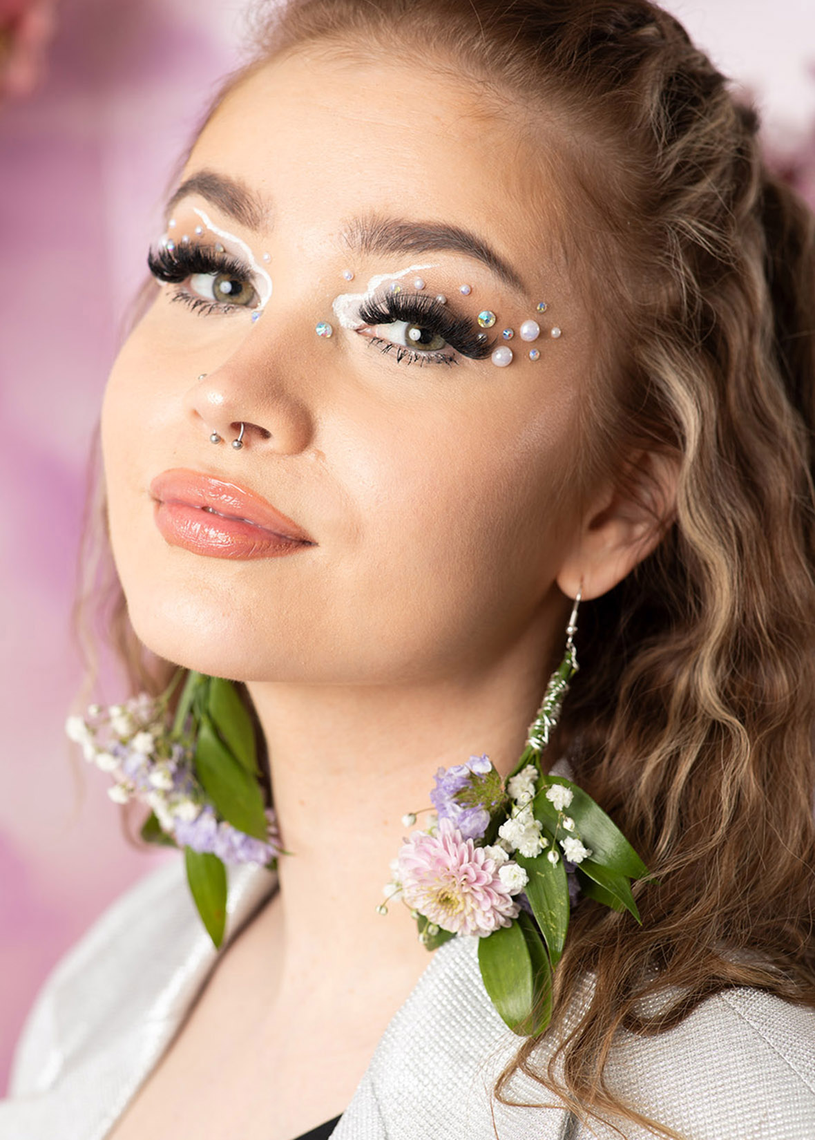 Glitternistin kukkakorvis workshopissa tehdään korvakorut oikeista kukista.