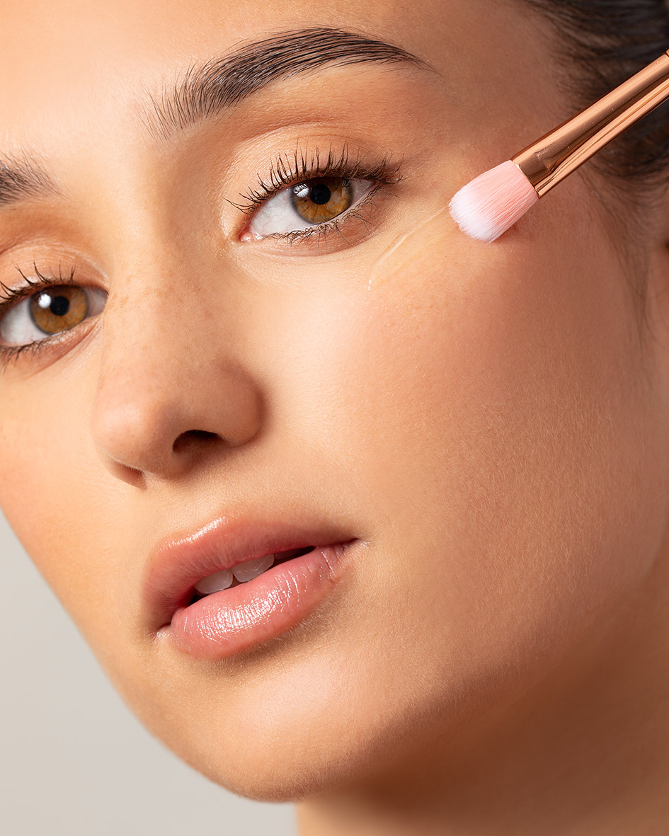 Glitternisti glitter primer glittermeikin kiinnitykseen.