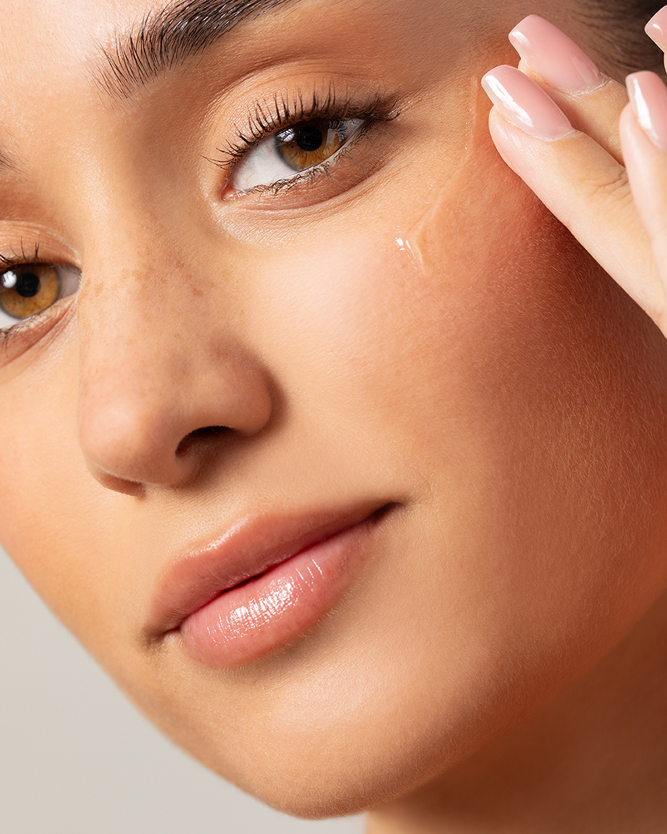 Glitternisti glitter primer glittermeikin kiinnitykseen.