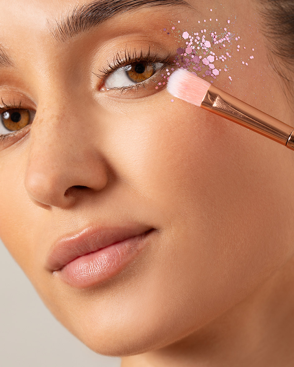 Glitternisti glitter primer glittermeikin kiinnitykseen.