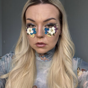 Glitternisti kasvokukat kukkameikkiin.