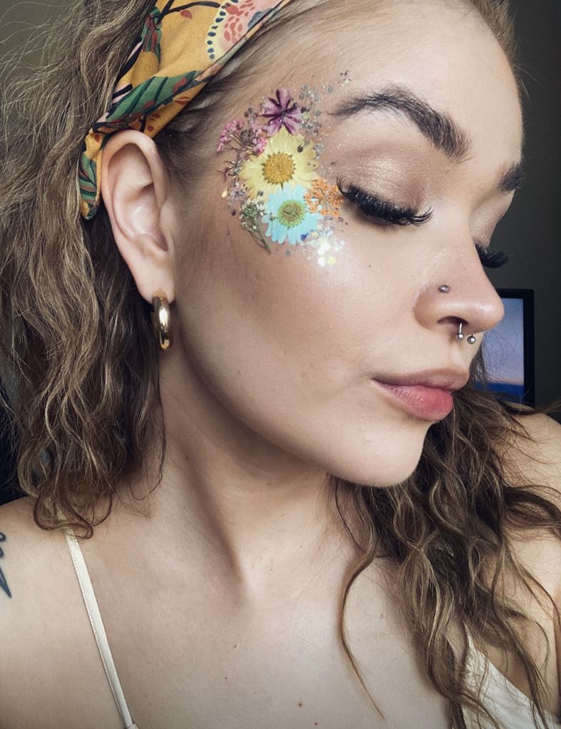 Glitternisti kasvokukat kukkameikkiin.