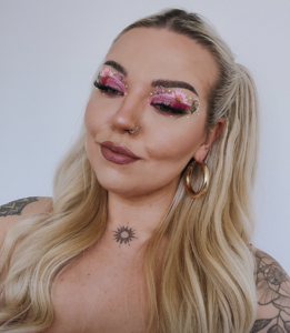 Glitternisti kasvokukat kukkameikkiin.