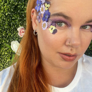 Glitternisti kasvokukat kukkameikkiin.