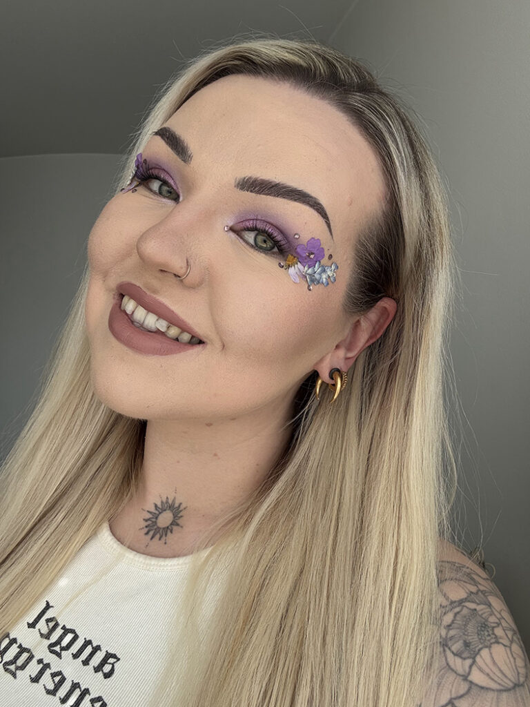 Glitternisti kasvokukat kukkameikkiin.