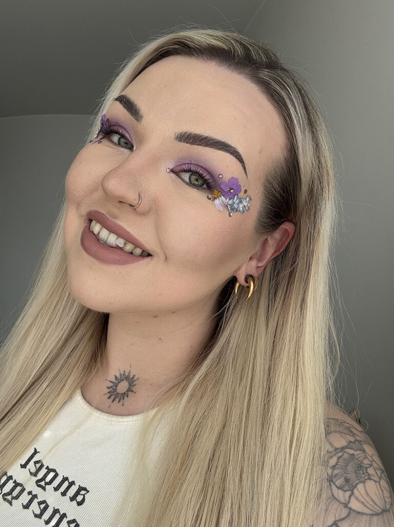Glitternisti kasvokukat kukkameikkiin.