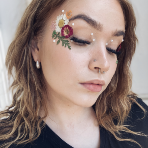 Glitternisti kasvokukat kukkameikkiin.