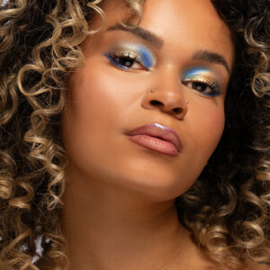 Glam Riot meikkisarjan Electric Riot on super kiiltävä ja monisävyinen luomiväri kylmissä sävyissä.