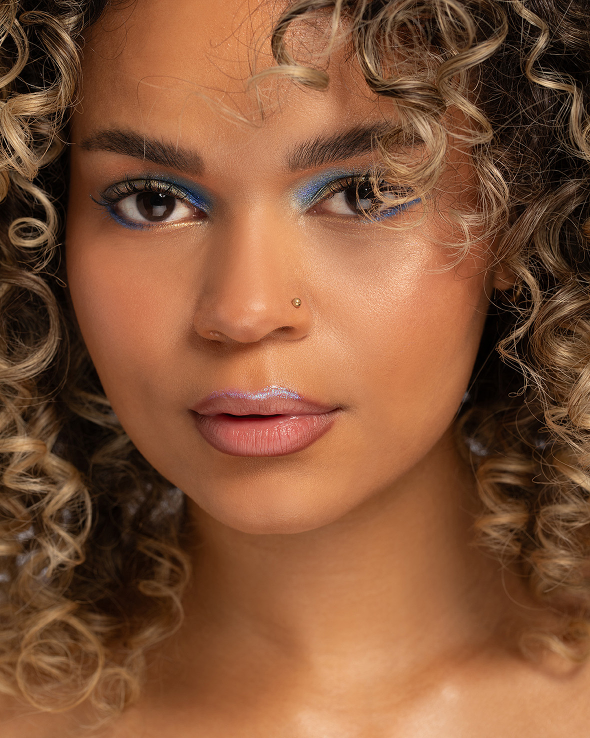 Glam Riot -meikkisarjan Chameleon Chrome huulikiilto vaihtaa sävyä valon mukana.