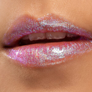 Glam Riot -meikkisarjan Chameleon Chrome huulikiilto vaihtaa sävyä valon mukana.