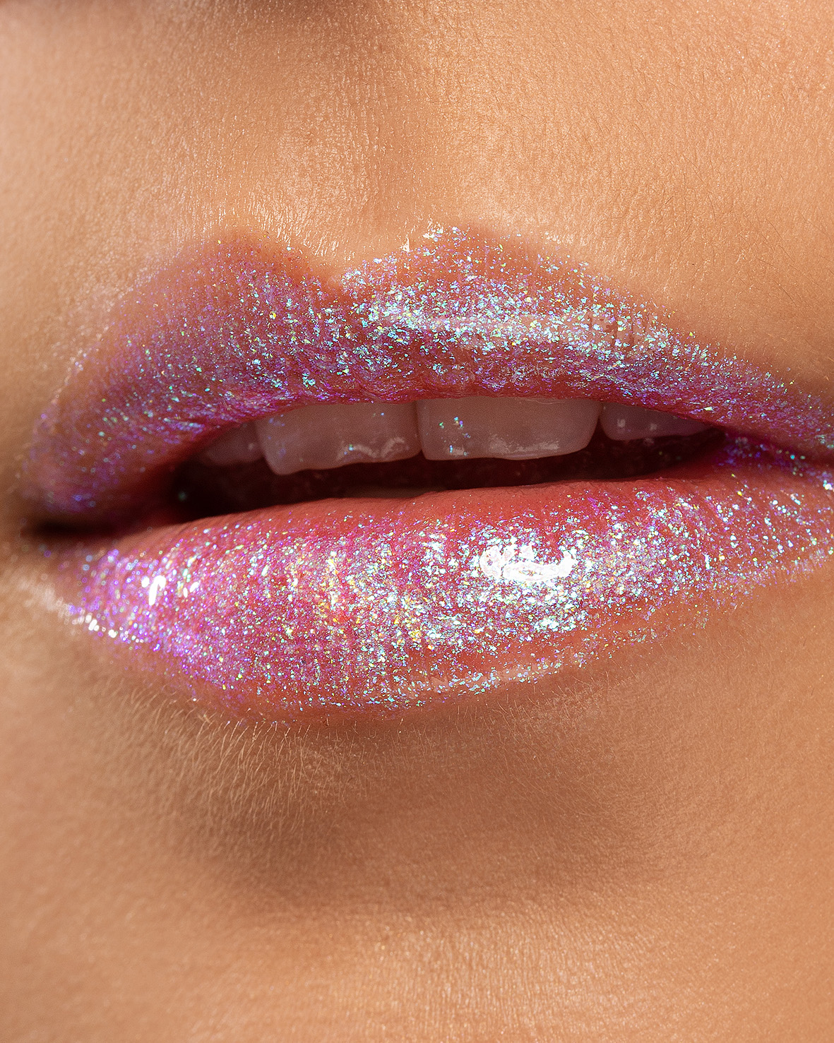 Glam Riot -meikkisarjan Chameleon Chrome huulikiilto vaihtaa sävyä valon mukana.