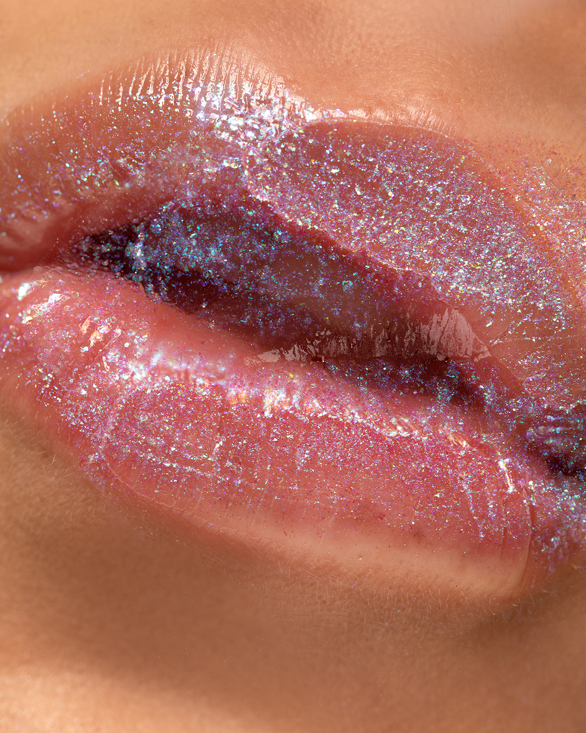 Glam Riot -meikkisarjan Chameleon Chrome huulikiilto vaihtaa sävyä valon mukana.