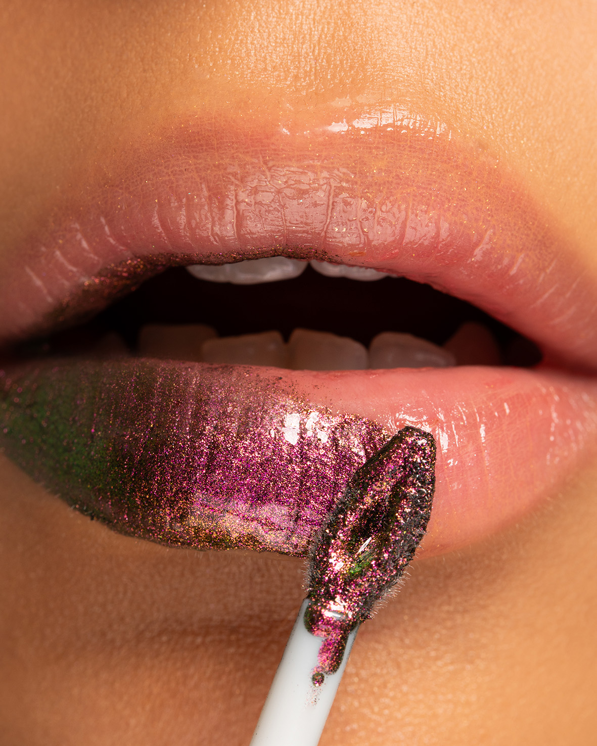 Glam Riot -meikkisarjan Chameleon Chrome huulikiilto vaihtaa sävyä valon mukana.