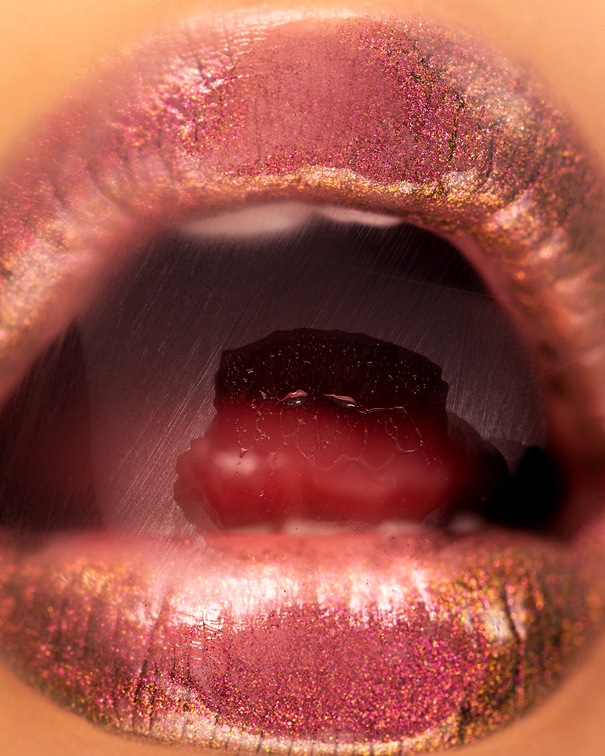 Glam Riot -meikkisarjan Chameleon Chrome huulikiilto vaihtaa sävyä valon mukana.