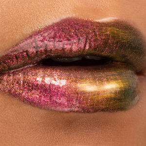 Glam Riot -meikkisarjan Chameleon Chrome huulikiilto vaihtaa sävyä valon mukana.