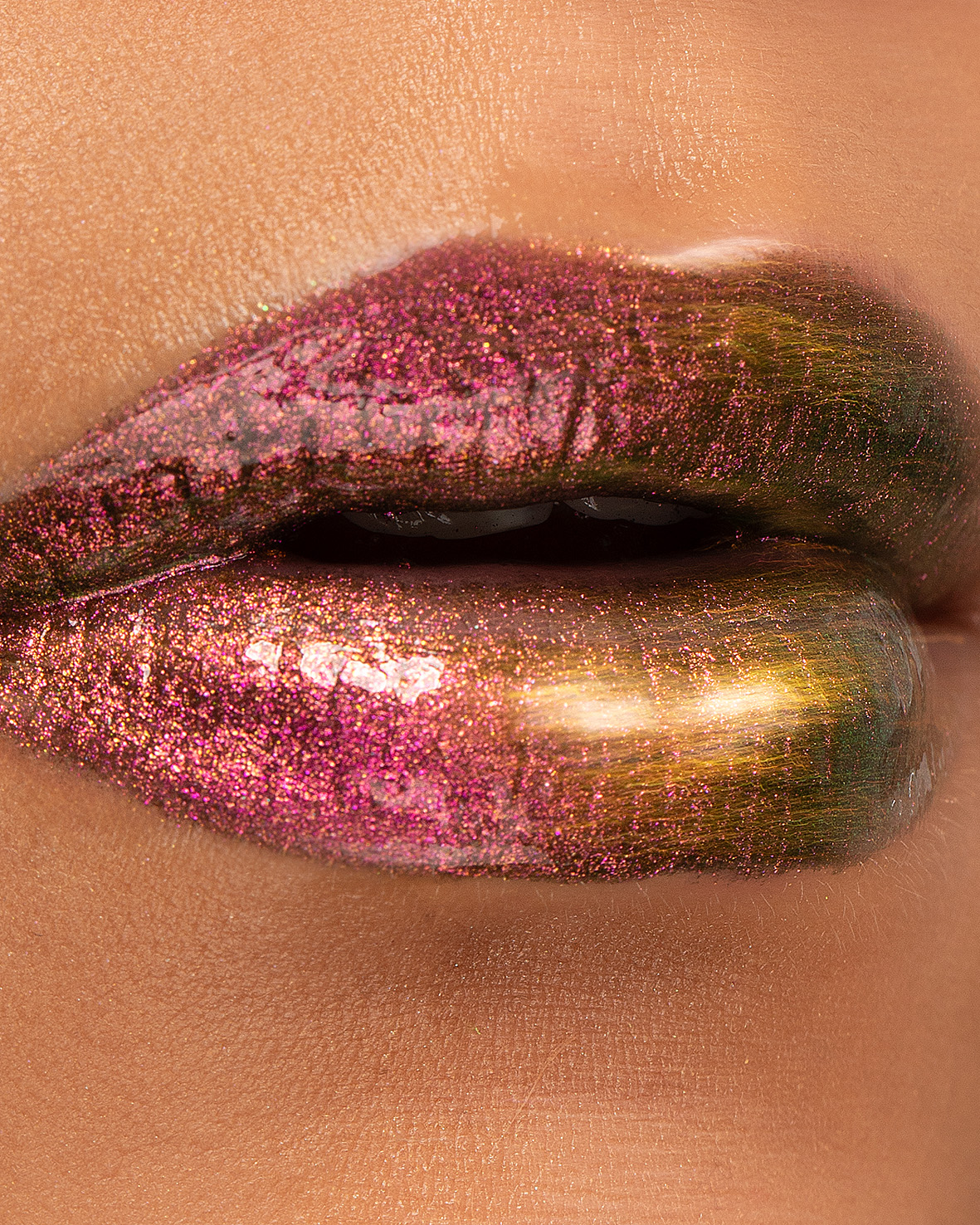 Glam Riot -meikkisarjan Chameleon Chrome huulikiilto vaihtaa sävyä valon mukana.