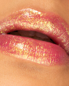Glam Riot -meikkisarjan Chameleon Chrome huulikiilto vaihtaa sävyä valon mukana.