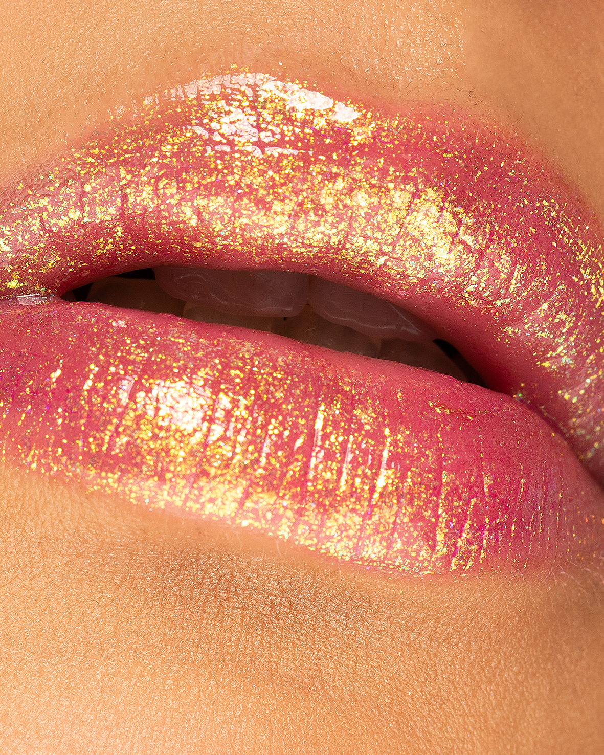 Glam Riot -meikkisarjan Chameleon Chrome huulikiilto vaihtaa sävyä valon mukana.