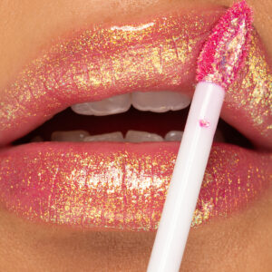 Glam Riot -meikkisarjan Chameleon Chrome huulikiilto vaihtaa sävyä valon mukana.