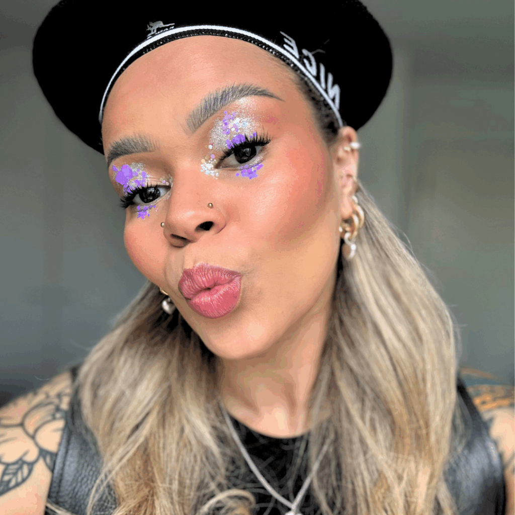Glitter & lashes settiin kuuluu kosmeettista glitteriä sekä irtoripset.