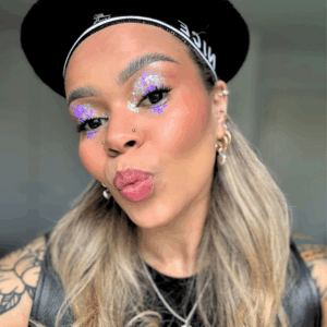 Glitter & lashes settiin kuuluu kosmeettista glitteriä sekä irtoripset.