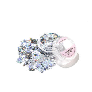 HOLO FIJI XL ekoglitter on upea sekoitus eri kokoisia glitterhileitä sävyssä hopea. XL -nimi tulee sekoituksen suurimmasta glitterhileestä, jonka koko on 7 mm. Tämä sekoitus on ihana! Lisää HOLO FIJI XL ekoglitteriä silmäkulmiin, kynsiin, poskipäille tai vaikka hiuksiin.