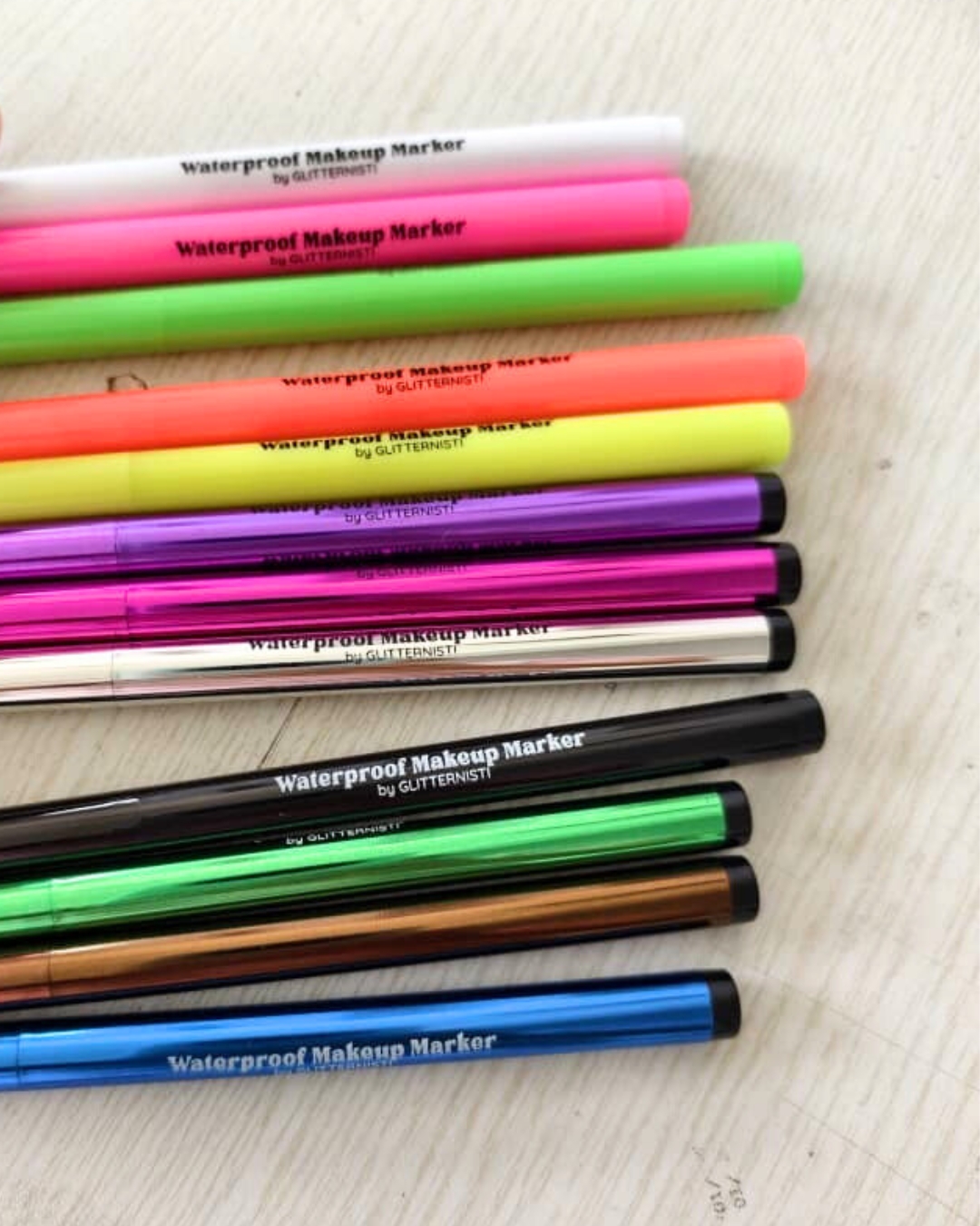 Metallinhohtoinen eyeliner kaikki värit.