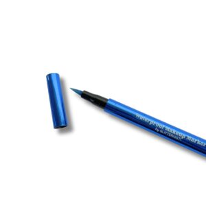 Metallinhohtoinen eyeliner värissä sininen.