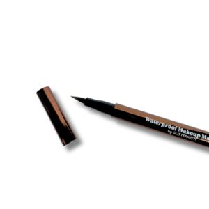 Metallinhohtoinen eyeliner värissä pronssi