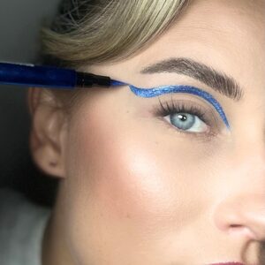 Metallinhohtoinen eyeliner värissä sininen.