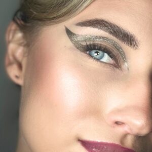Metallinhohtoinen eyeliner värissä pronssi