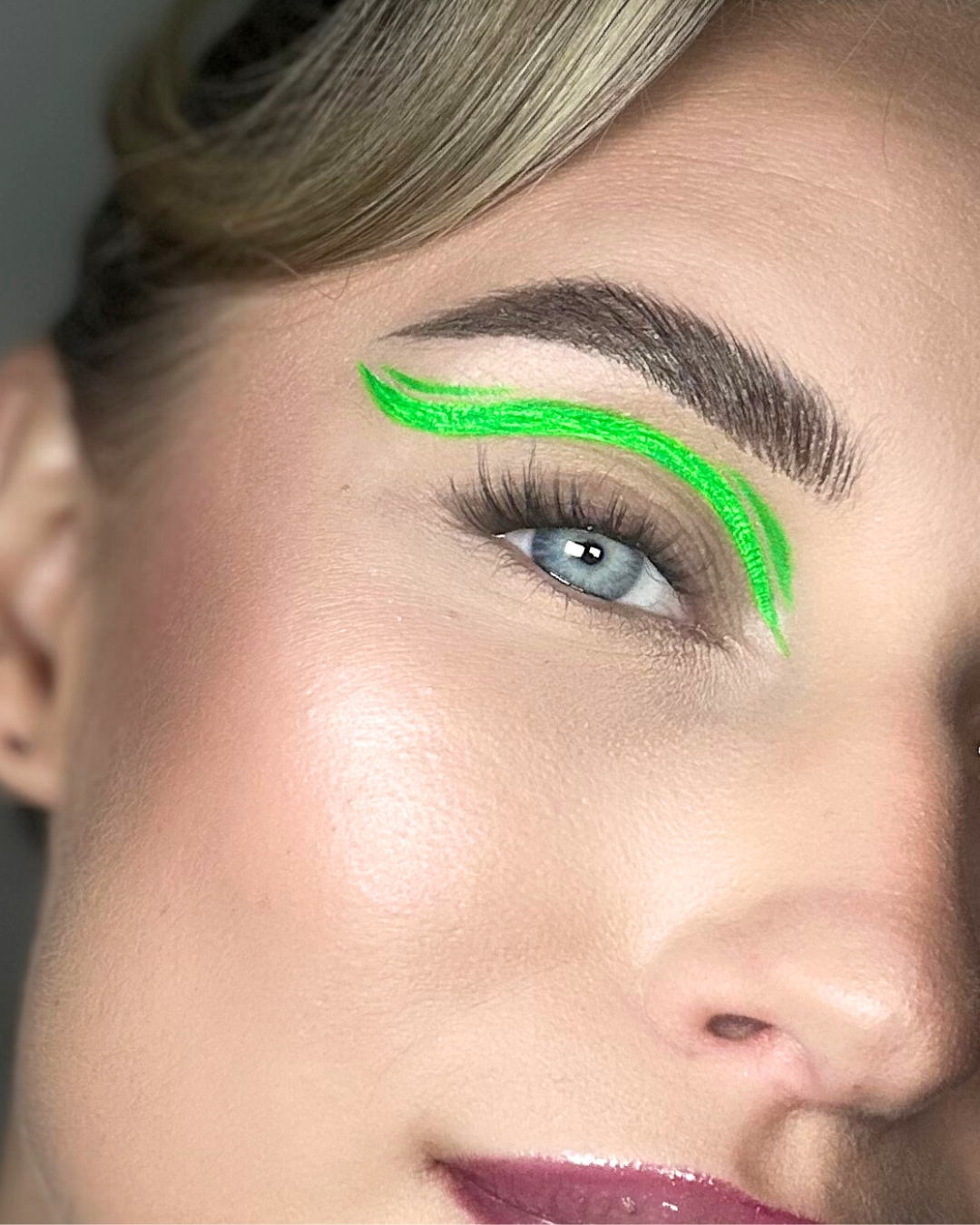 Uv Neon eyeliner värissä vihreä.