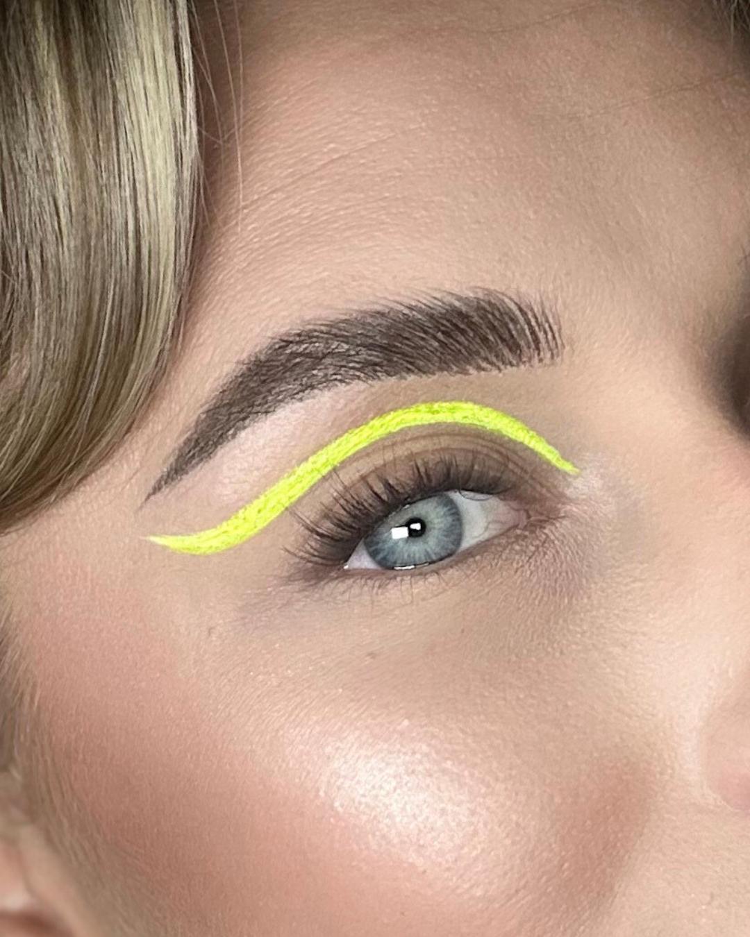 glitternisti_eyeliner_face_neonyellow