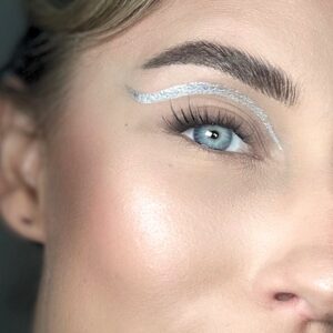 Metallinhohtoinen eyeliner värissä hopea.