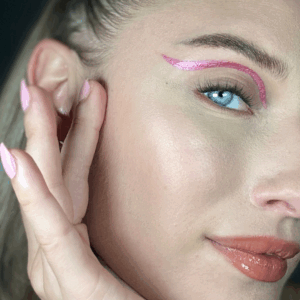 Metallic eyeliner värissä rose pink.