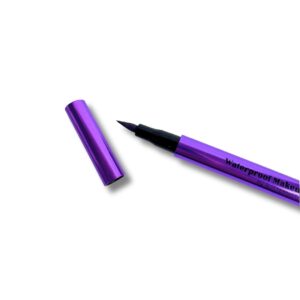 Metallinhohtoinen eyeliner värissä lila.